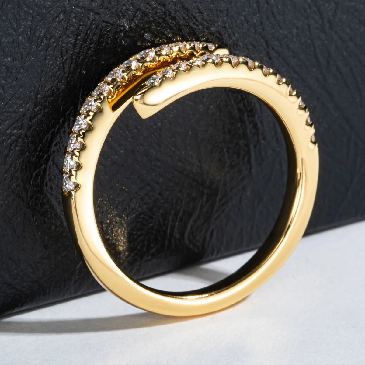 Anel Open Band Ajustável de Moissanita D Color em Prata 925 com Banho de Ouro Amarelo 18K