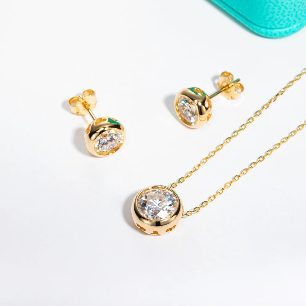 Conjunto Moissanita D Color – Brincos de Botão e Colar com Pingente em Prata 925 Banhada a Ouro 18K