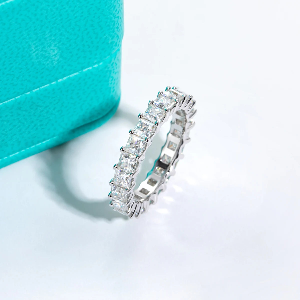 Aliança Eternity de Moissanita Princess Cut 3mm D Color em Prata 925 Banhada a Ouro 18K