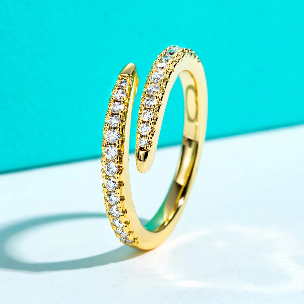 Anel Open Band Ajustável de Moissanita D Color em Prata 925 com Banho de Ouro Amarelo 18K