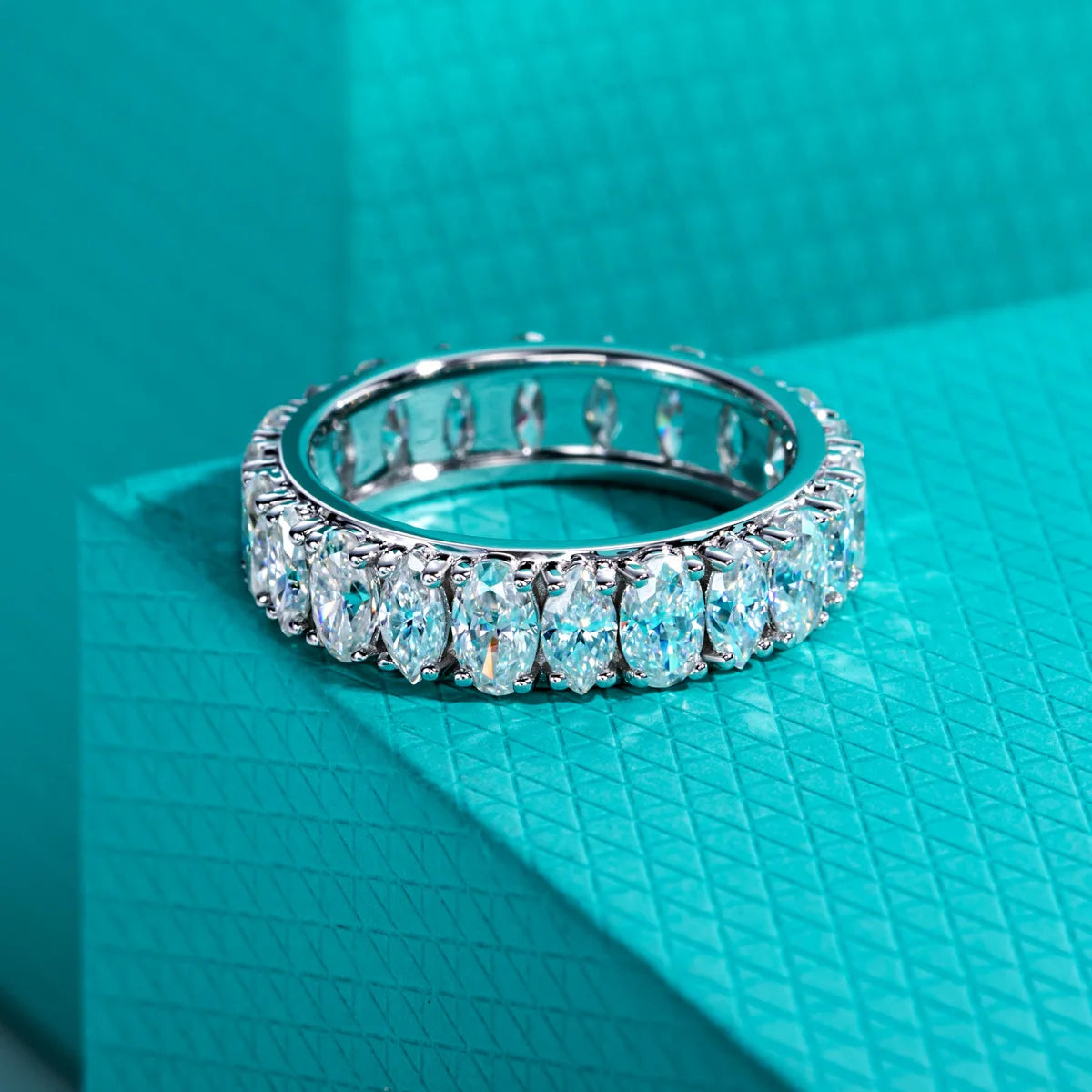 Aliança Eternity de Moissanita – Ovais 0,3ct e Navetes 0,2ct em Prata 925 – Cor D VVS1