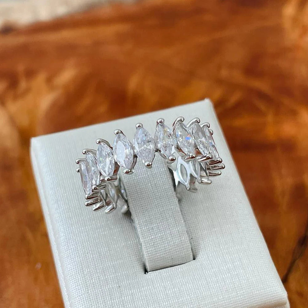 Anel Navetes Eternity Moissanita Marquise 2x4mm ou 3x6mm em Prata 925 com Certificação GRA