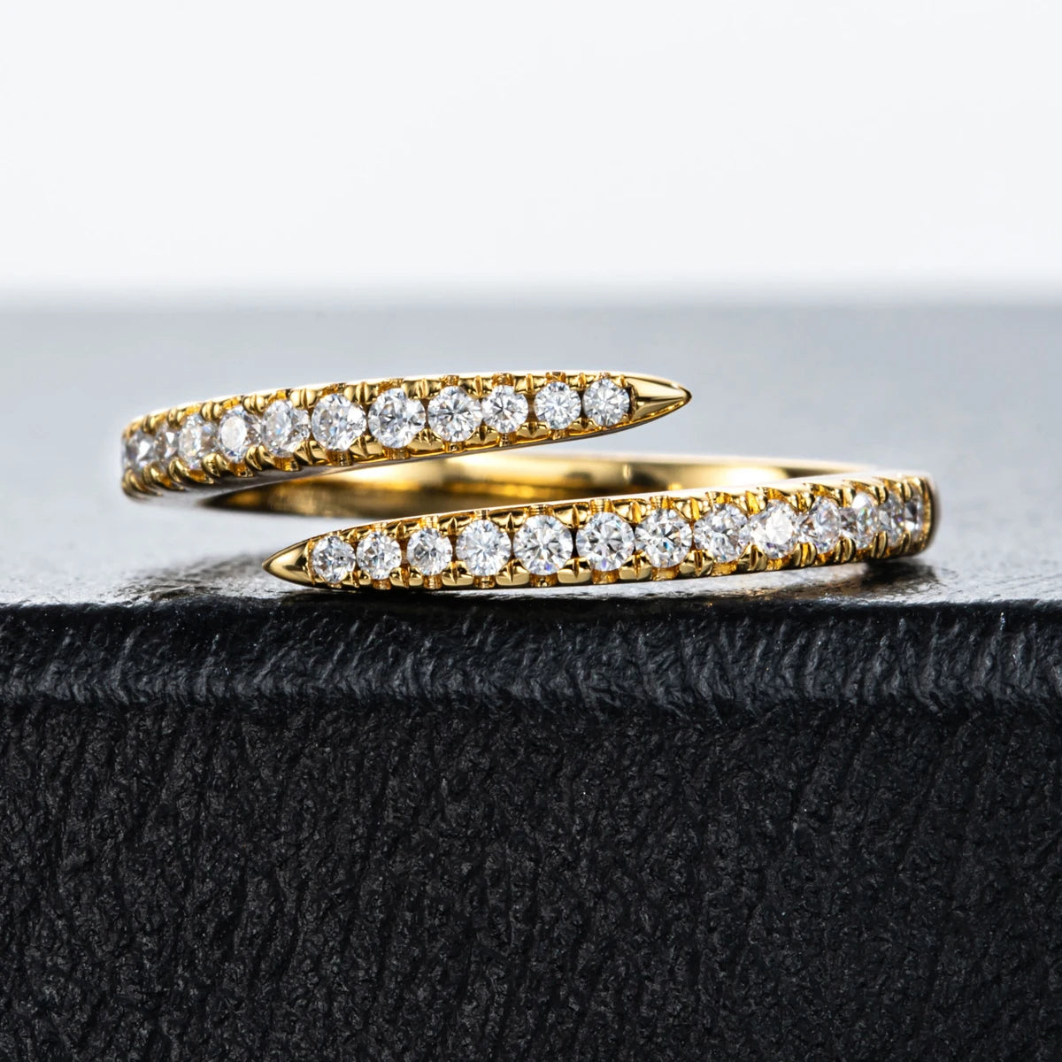 Anel Open Band Ajustável de Moissanita D Color em Prata 925 com Banho de Ouro Amarelo 18K