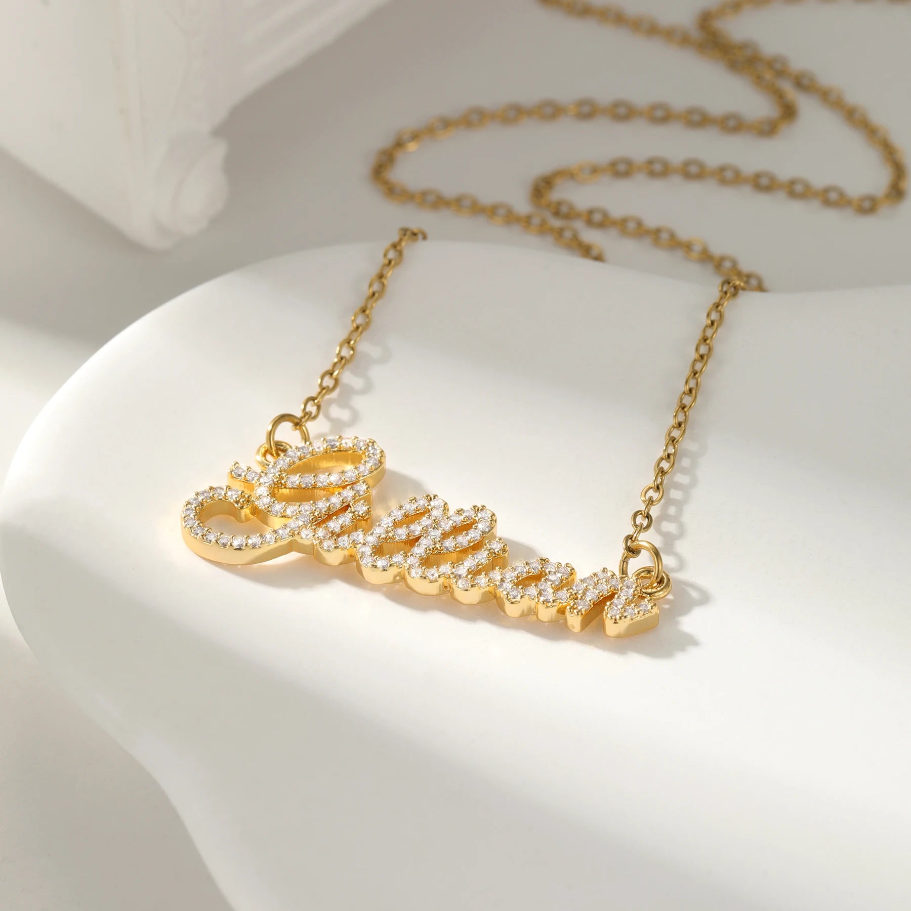 Colar com Nome Personalizado e Letras Cravejadas de Zircônias em Aço Inoxidável Banhado a Ouro 18K