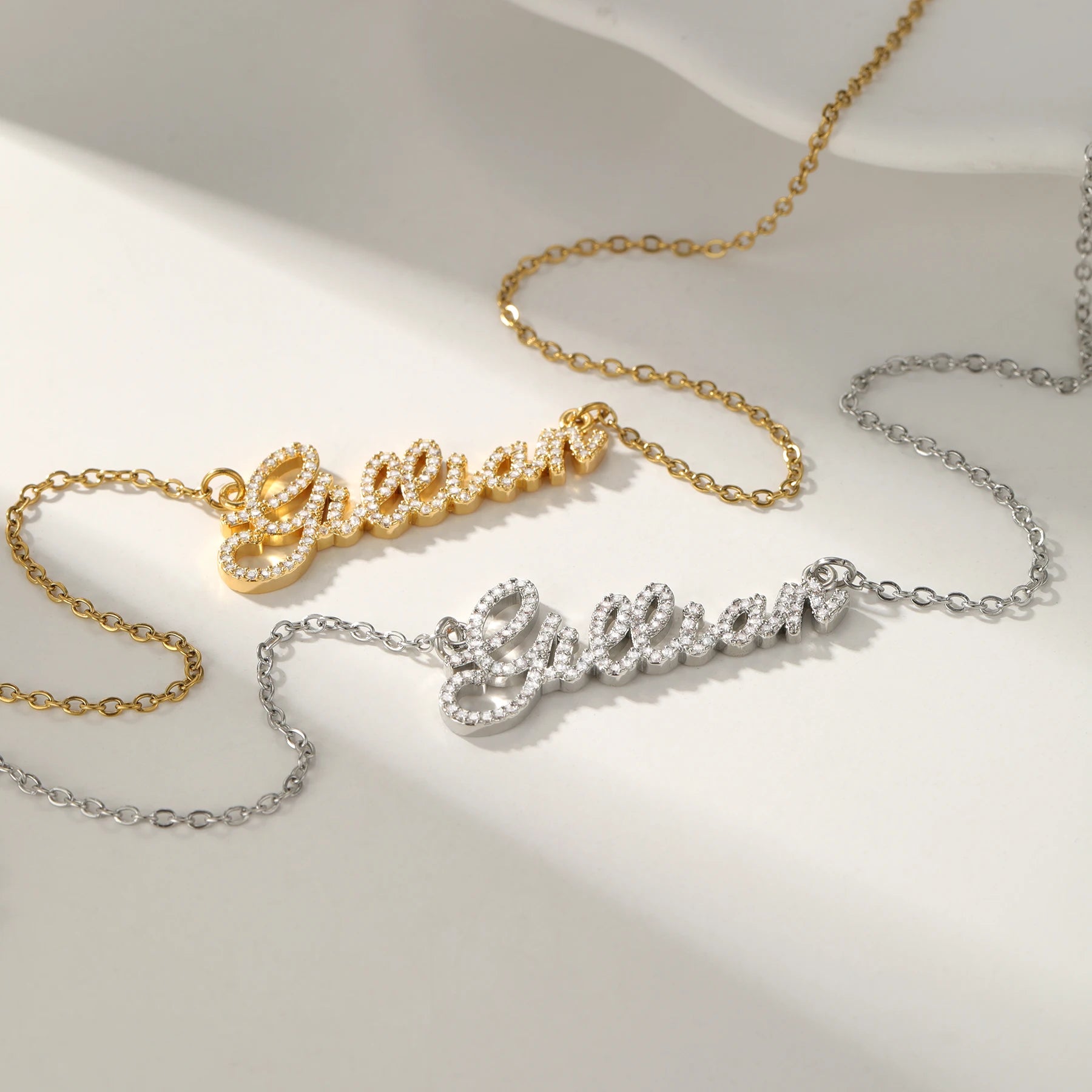 Colar com Nome Personalizado e Letras Cravejadas de Zircônias em Aço Inoxidável Banhado a Ouro 18K