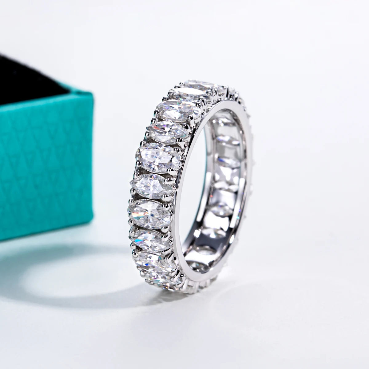 Aliança Eternity de Moissanita – Ovais 0,3ct e Navetes 0,2ct em Prata 925 – Cor D VVS1