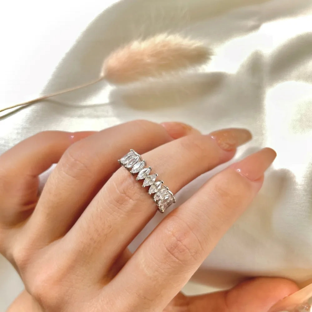 Anel Navetes Eternity Moissanita Marquise 2x4mm ou 3x6mm em Prata 925 com Certificação GRA