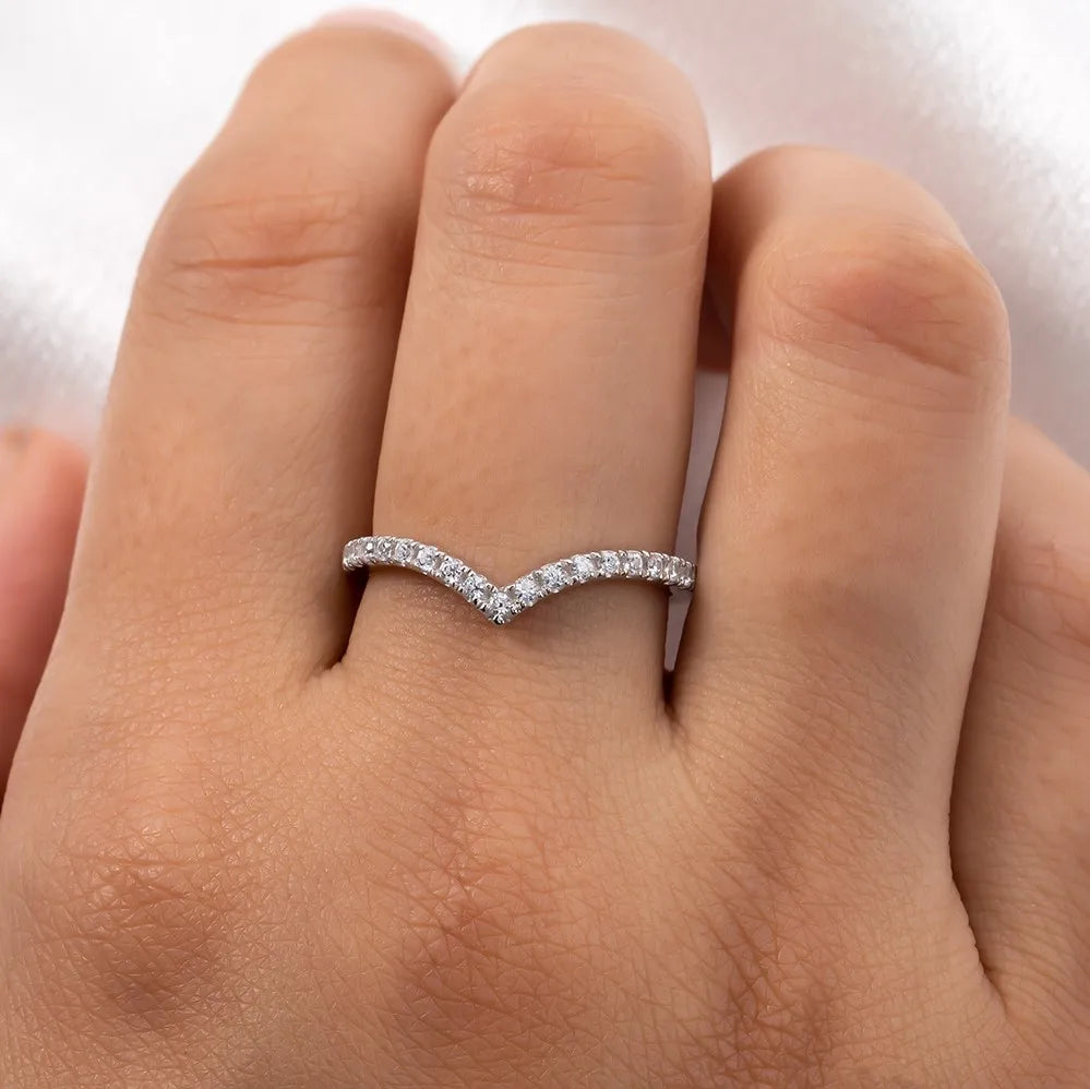 Anel V Row Moissanita D Color em Prata 925 com Banho de Ouro Branco 18K