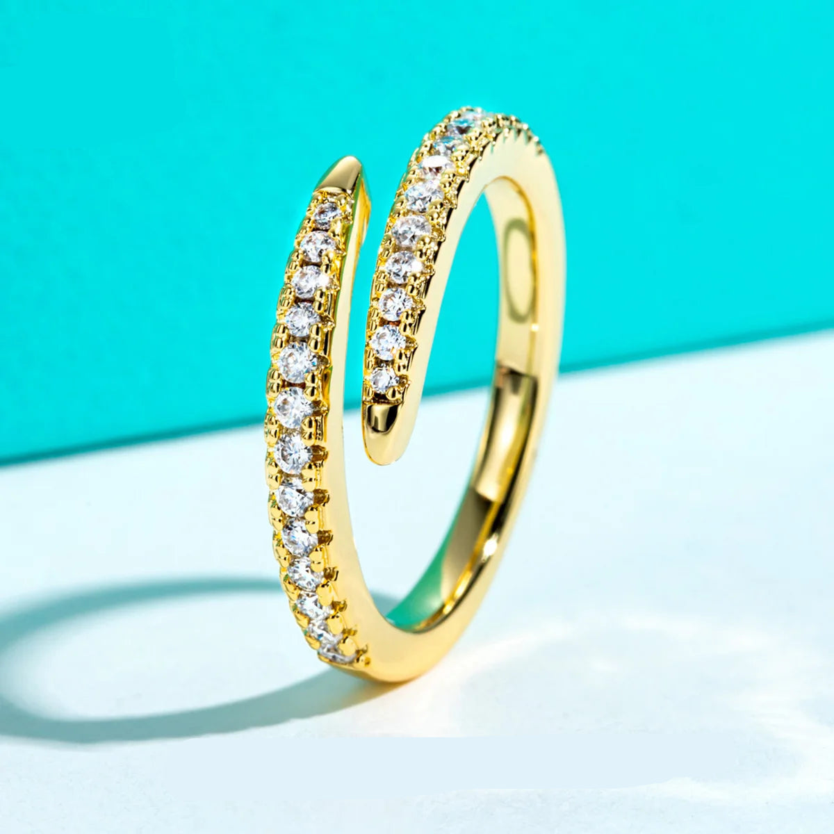 Anel Open Band Ajustável de Moissanita D Color em Prata 925 com Banho de Ouro Amarelo 18K