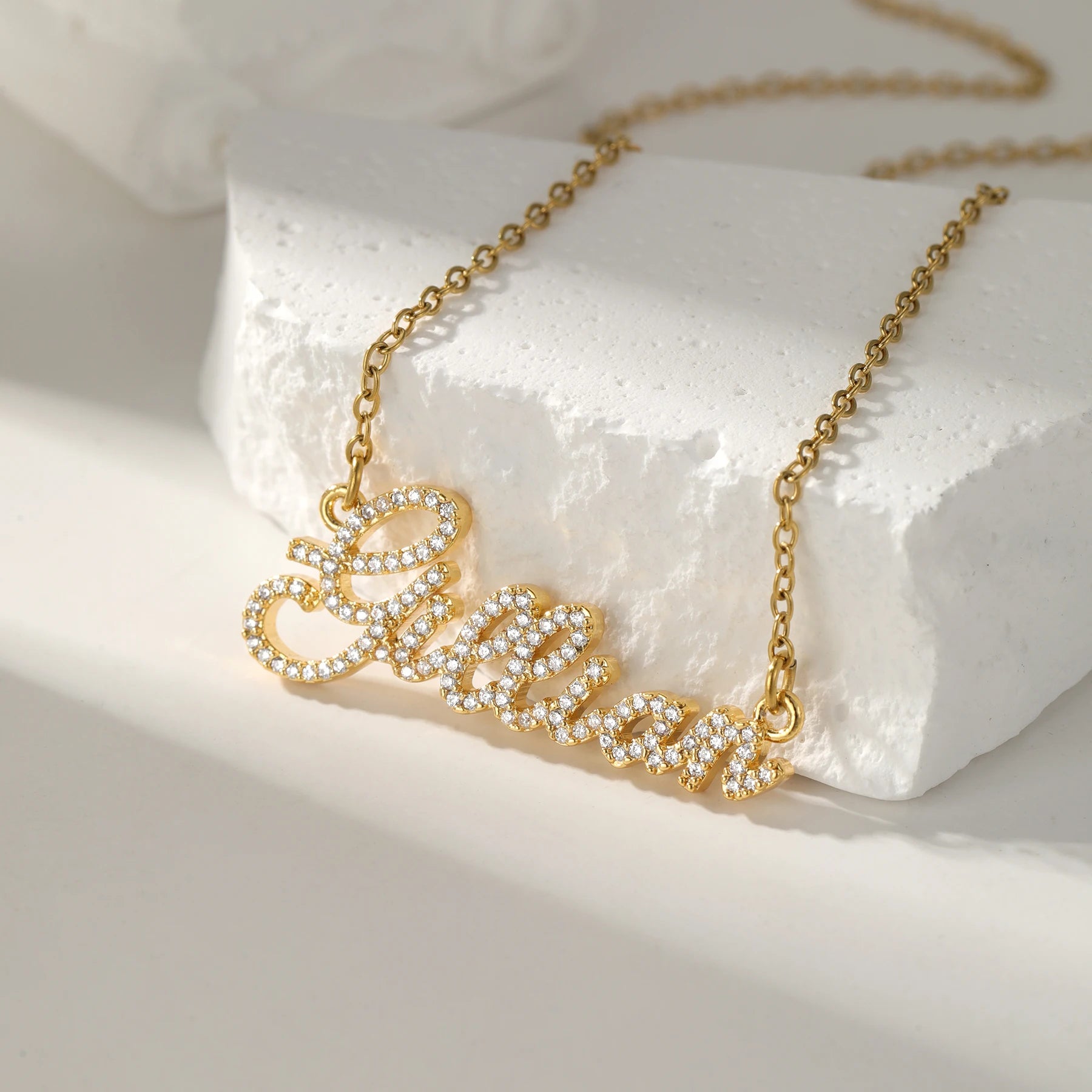 Colar com Nome Personalizado e Letras Cravejadas de Zircônias em Aço Inoxidável Banhado a Ouro 18K