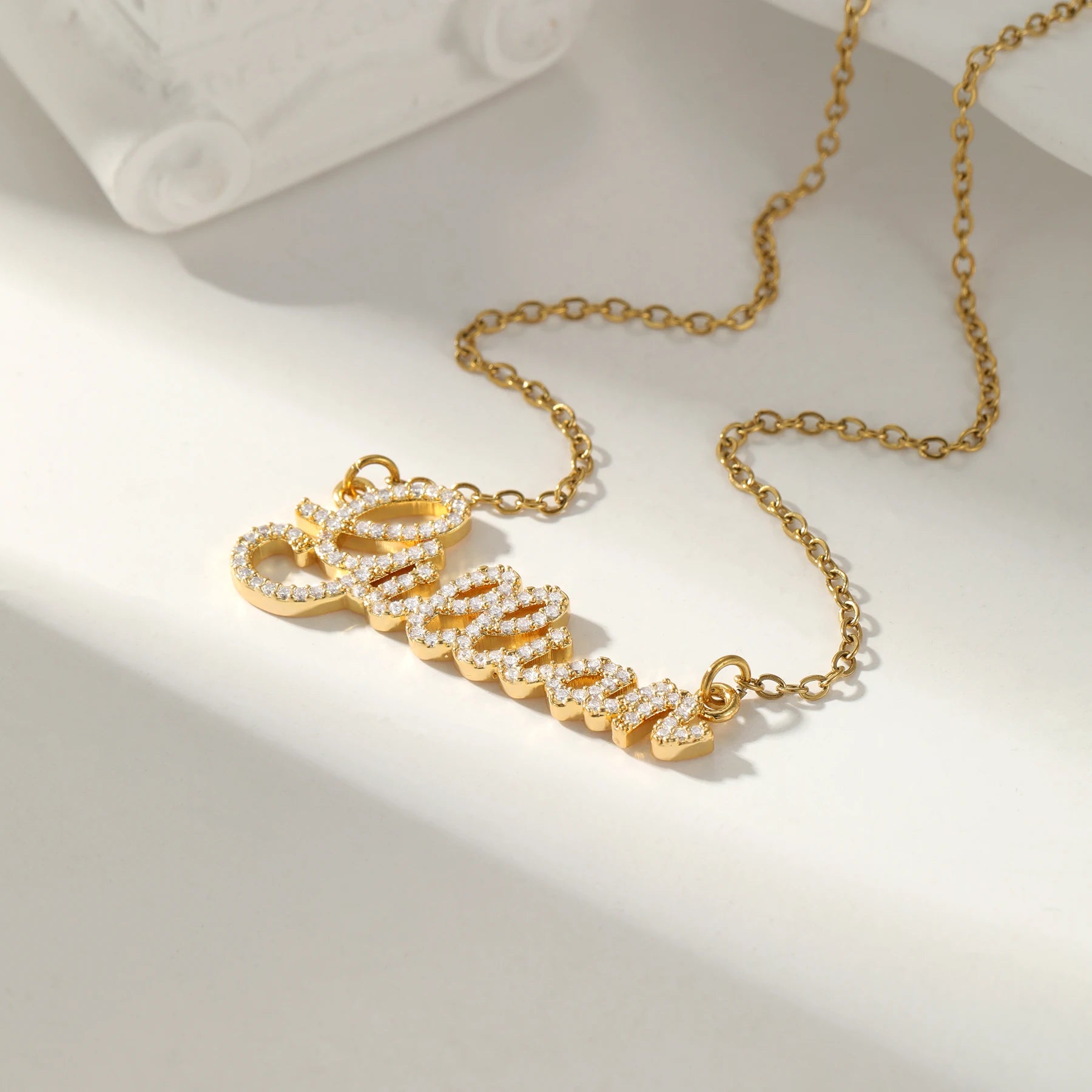 Colar com Nome Personalizado e Letras Cravejadas de Zircônias em Aço Inoxidável Banhado a Ouro 18K
