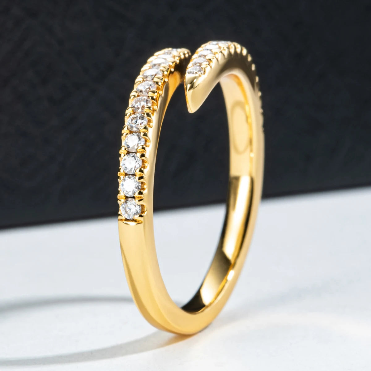Anel Open Band Ajustável de Moissanita D Color em Prata 925 com Banho de Ouro Amarelo 18K
