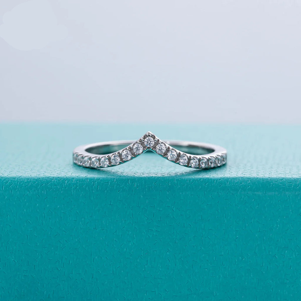 Anel V Row Moissanita D Color em Prata 925 com Banho de Ouro Branco 18K
