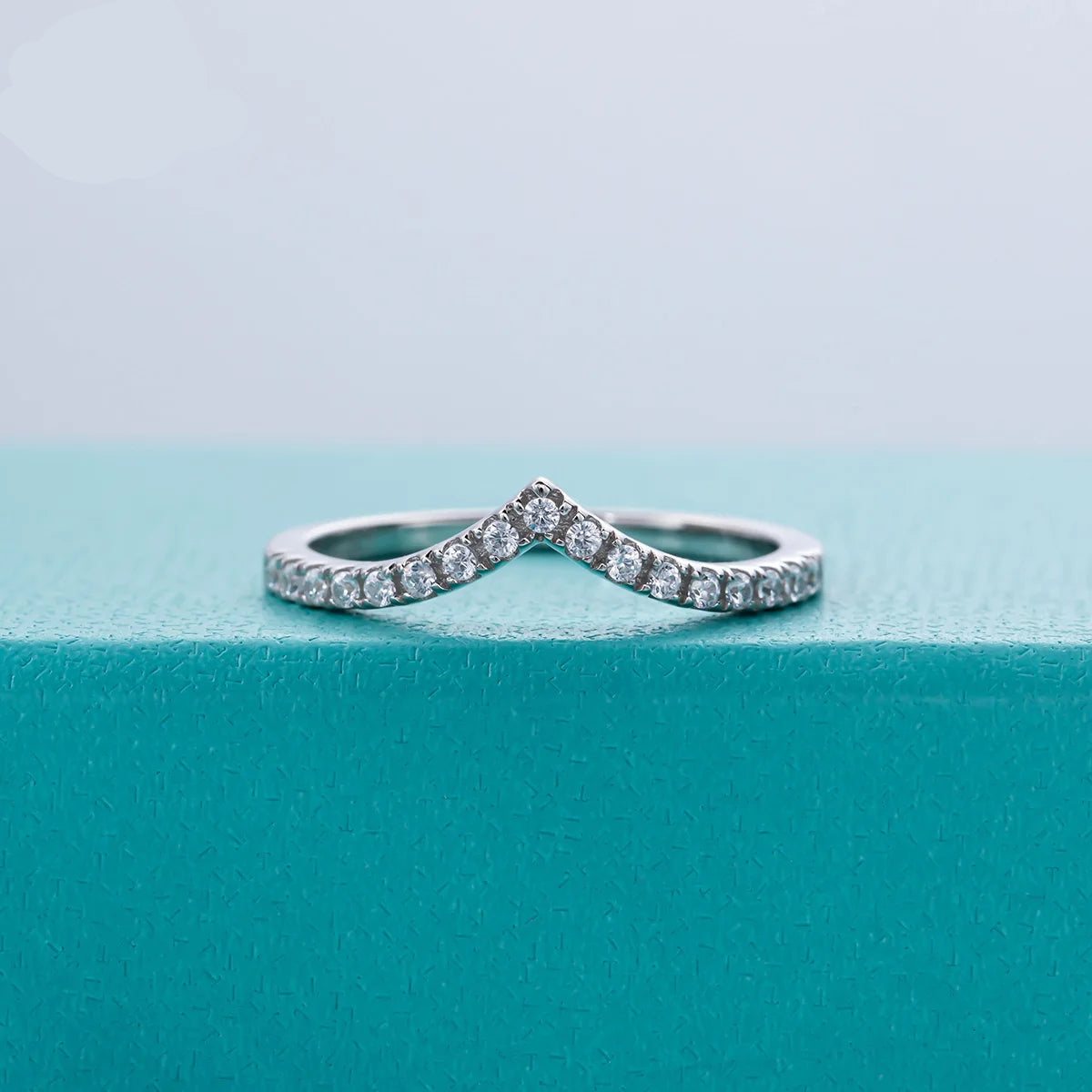 Anel V Row Moissanita D Color em Prata 925 com Banho de Ouro Branco 18K