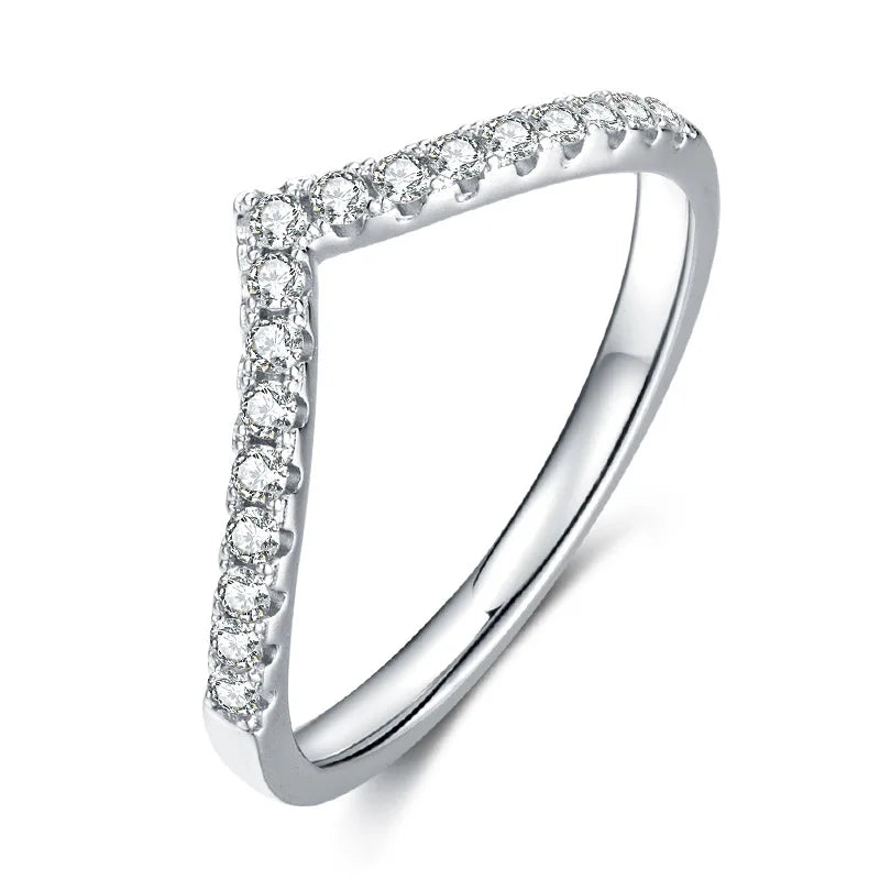 Anel V Row Moissanita D Color em Prata 925 com Banho de Ouro Branco 18K