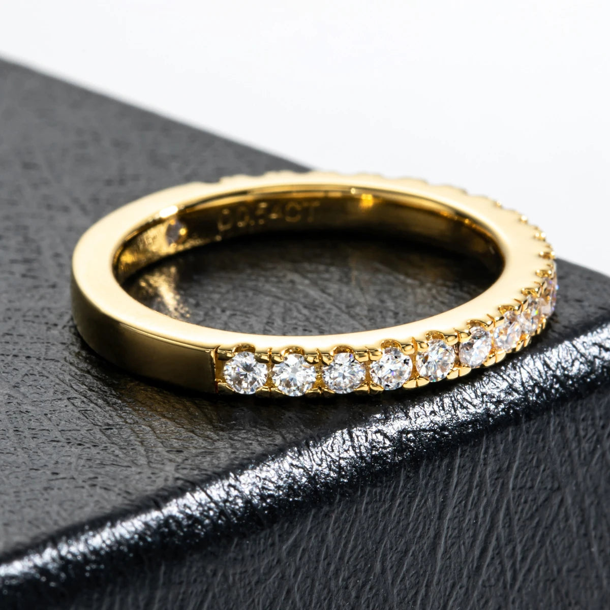 Anel Delicado 1.9mm de Moissanitas D Color em Ouro Amarelo 18K Banhado