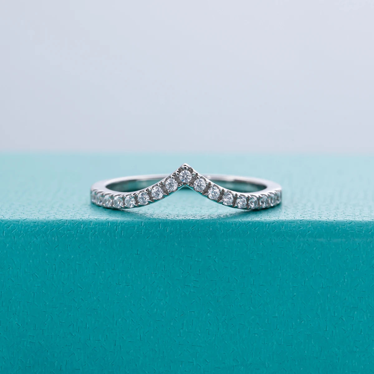 Anel V Row Moissanita D Color em Prata 925 com Banho de Ouro Branco 18K