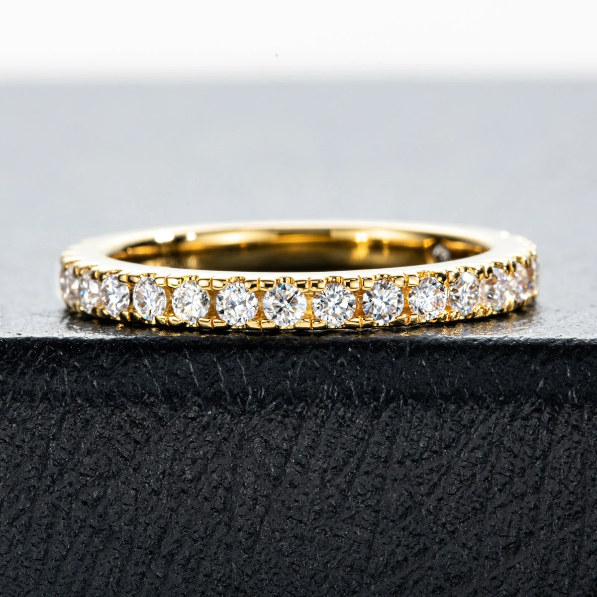 Anel Delicado 1.9mm de Moissanitas D Color em Ouro Amarelo 18K Banhado