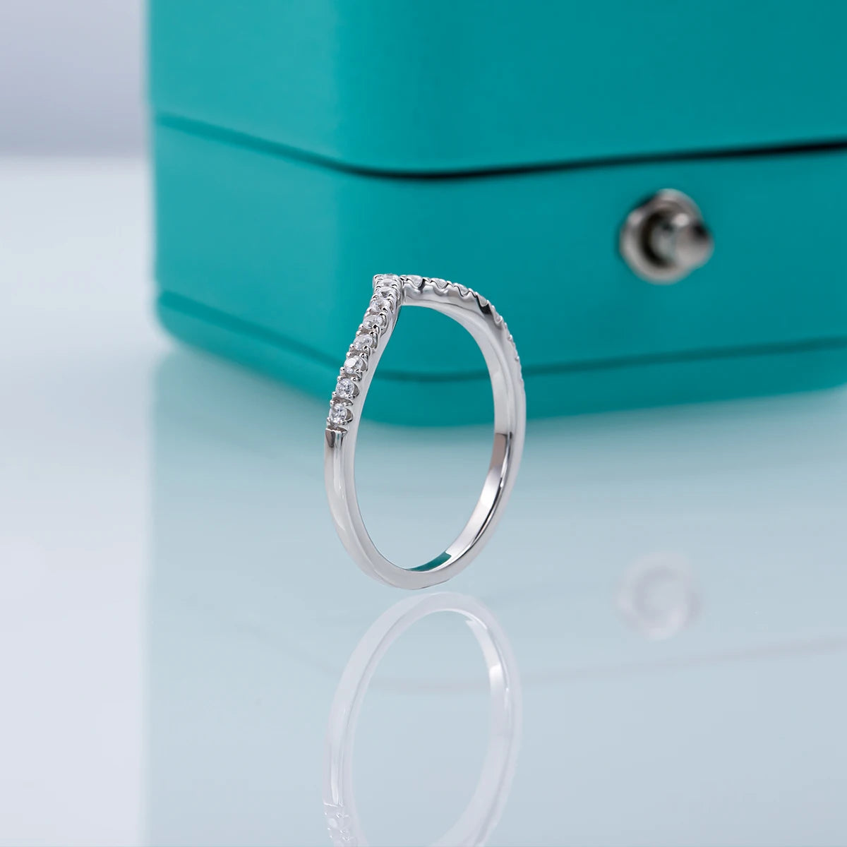 Anel V Row Moissanita D Color em Prata 925 com Banho de Ouro Branco 18K