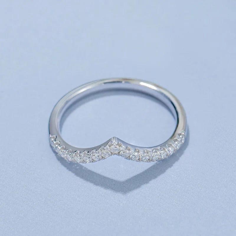 Anel V Row Moissanita D Color em Prata 925 com Banho de Ouro Branco 18K